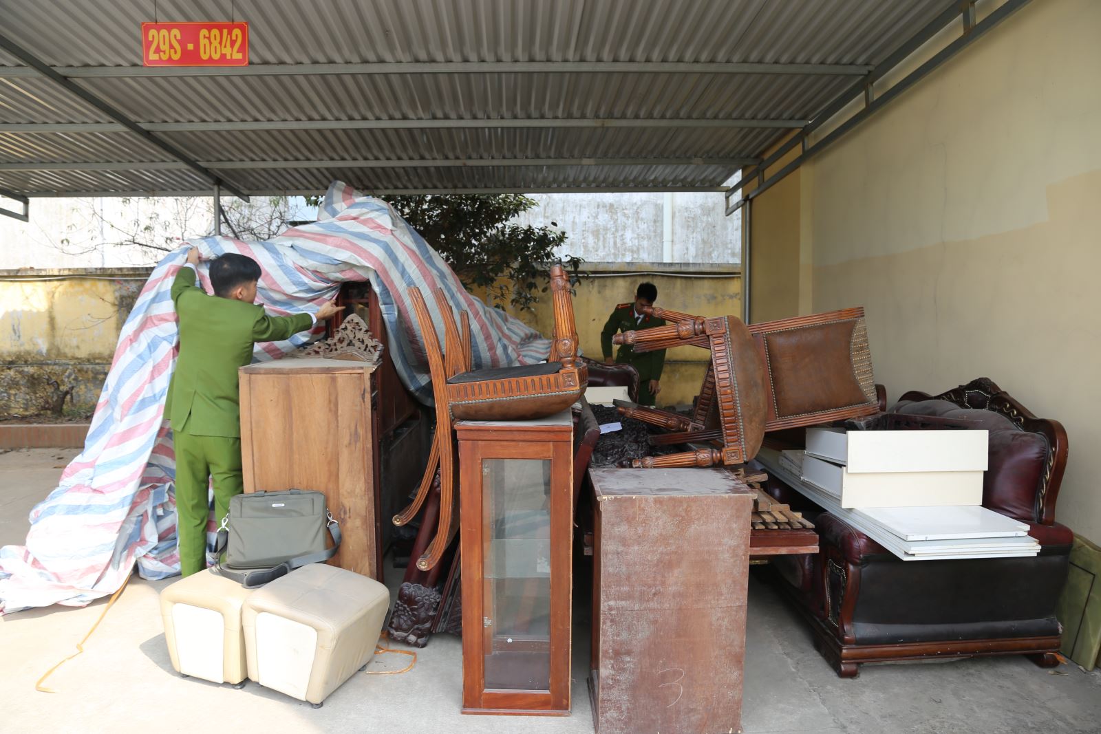 Số nội thất Thịnh trộm đã được trao trả cho gia đình bị hại.