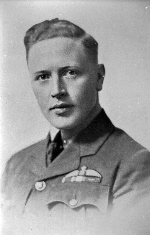 Phi công Thế chiến I Raymond Collishaw, người được cho là ông Elon Musk "đi ngược thời gian"