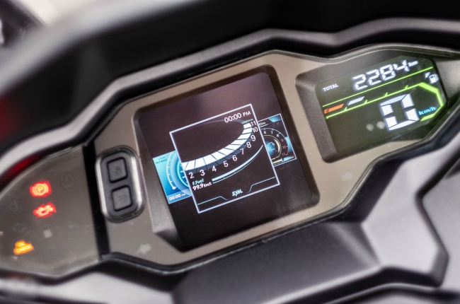 Trang bị là điểm nhấn của xe chính là cụm đồng hồ TFT LCD được phát triển bởi SYM. Phía bên trái đồng hồ hiển thị đèn báo, trung tâm đồng hồ hiển thị đa chức năng cung cấp nhiều thông tin khác nhau. Phía bên phải hiển thị thông số về tốc độ, quãng đường đi và mức độ nhiên liệu. Cảm quan chung thì cụm đồng hồ này rất tốt và có thể thay đổi chủ điểm hiển thị tùy theo phong cách hiển thị theo sở thích của lái xe.