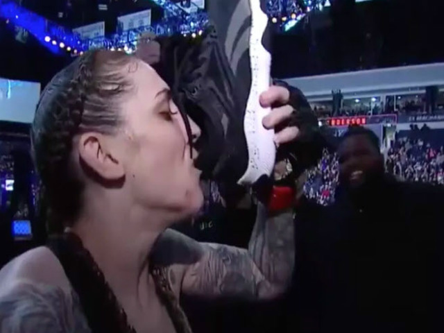 Thể thao - Khoảnh khắc độc UFC: Hạ "Người bất tử", nữ võ sĩ uống bia trong giày