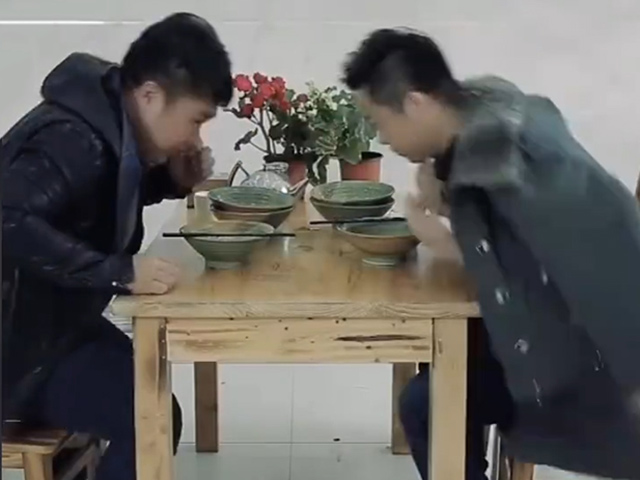 Video Clip Cười - Hai thanh niên tính kế để "ăn quỵt" nhận ngay cái kết