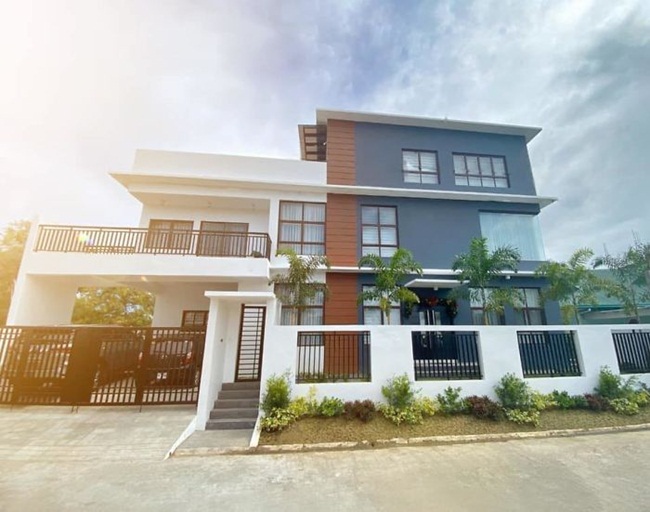 Anh xây tặng cha mẹ nuôi biệt thự sang trọng 7 phòng ngủ. Các đồ dùng đều được mua mới, cả nhà chỉ đưa một chiếc TV từ nhà cũ vào nhà mới.