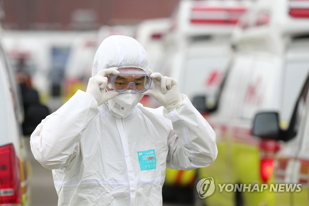 Hàn Quốc: Thêm nhiều người tử vong trong ngày, tổng số ca nhiễm Covid-19 vượt 4.200 - 1