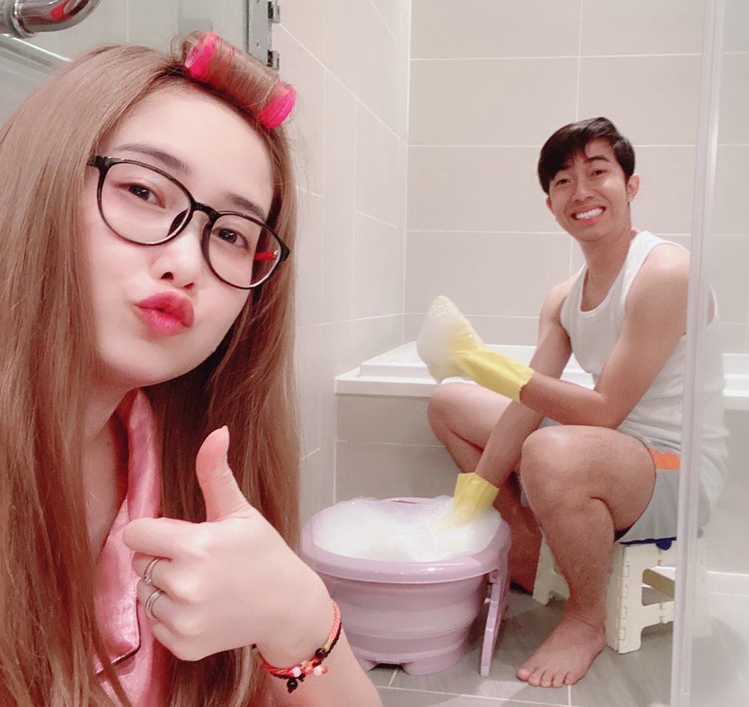 Chuyện tình cảm của Cris và hot girl Fap TV cũng là chủ đề khiến nhiều người quan tâm.