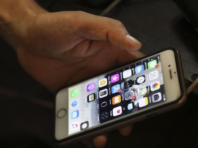 Thế giới - Khả năng sống gây choáng của virus Corona trên màn hình điện thoại di động