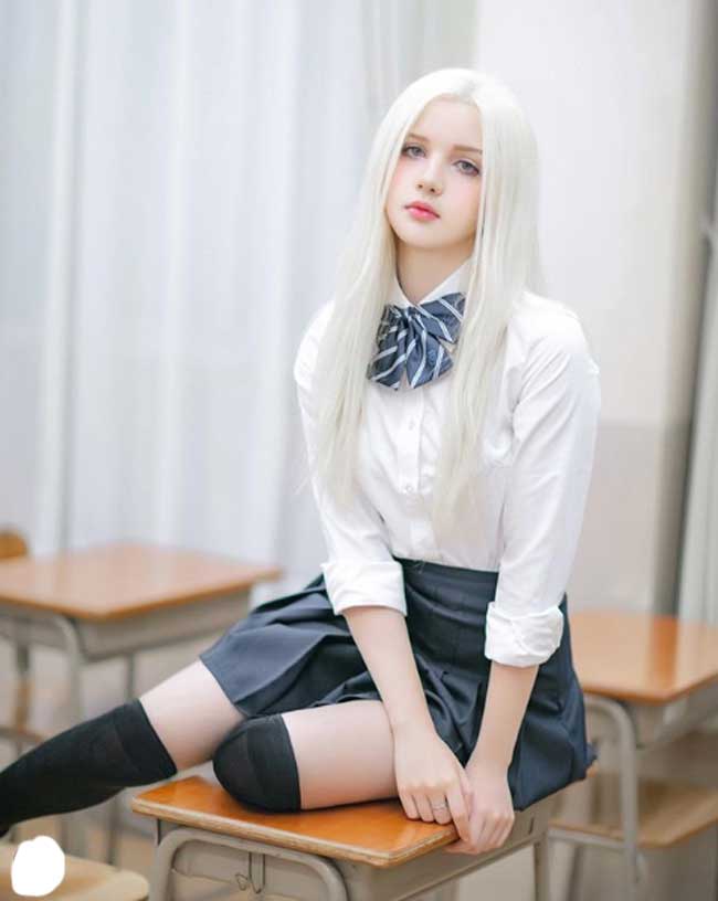 Ngoài ra người đẹp cũng dùng kem dưỡng chứa HA để giúp da luôn ẩm mịn căng mọng.