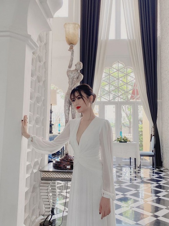 "Mỹ nữ Vũng Tàu đi xe 70 tỷ" diện đồ bơi gợi cảm, fan phát hiện điều lạ - 2