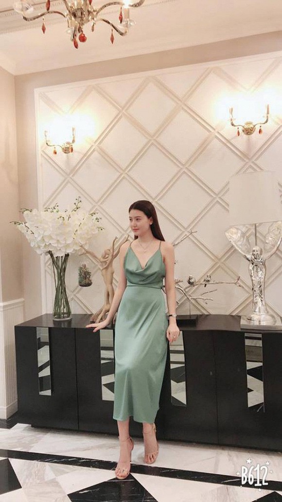 "Mỹ nữ Vũng Tàu đi xe 70 tỷ" diện đồ bơi gợi cảm, fan phát hiện điều lạ - 3