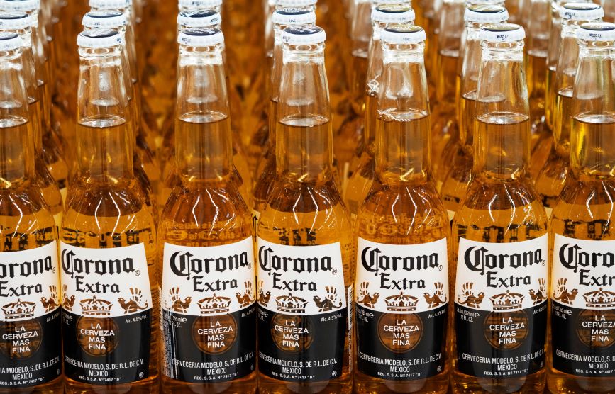 Nhiều cuộc khảo sát cho thấy bia corona bị ảnh hưởng tiêu cực khi bất đắc dĩ cùng tên với virus (Nguồn: NYTimes)