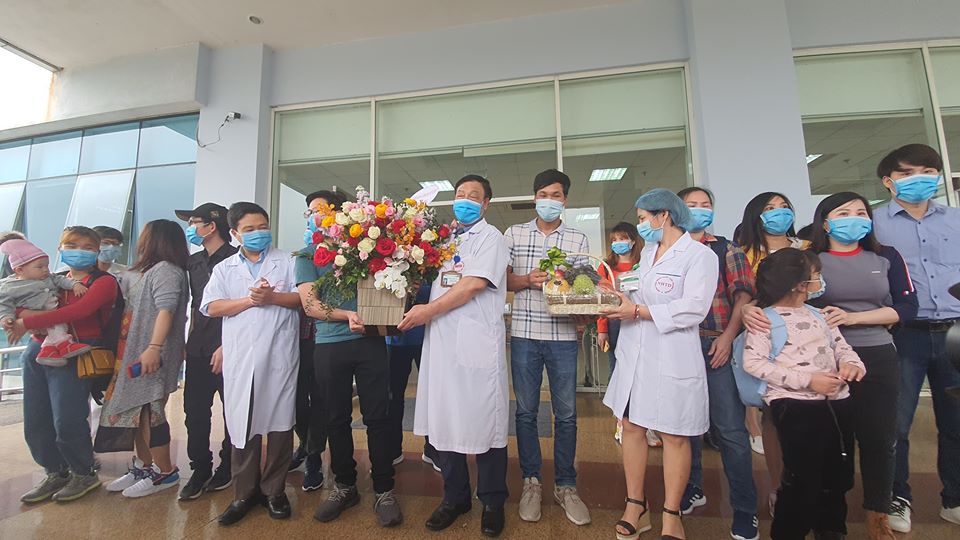 Sau 21 ngày cách ly, 30 công dân Việt Nam trở về từ tâm dịch Vũ Hán được ra viện - 2