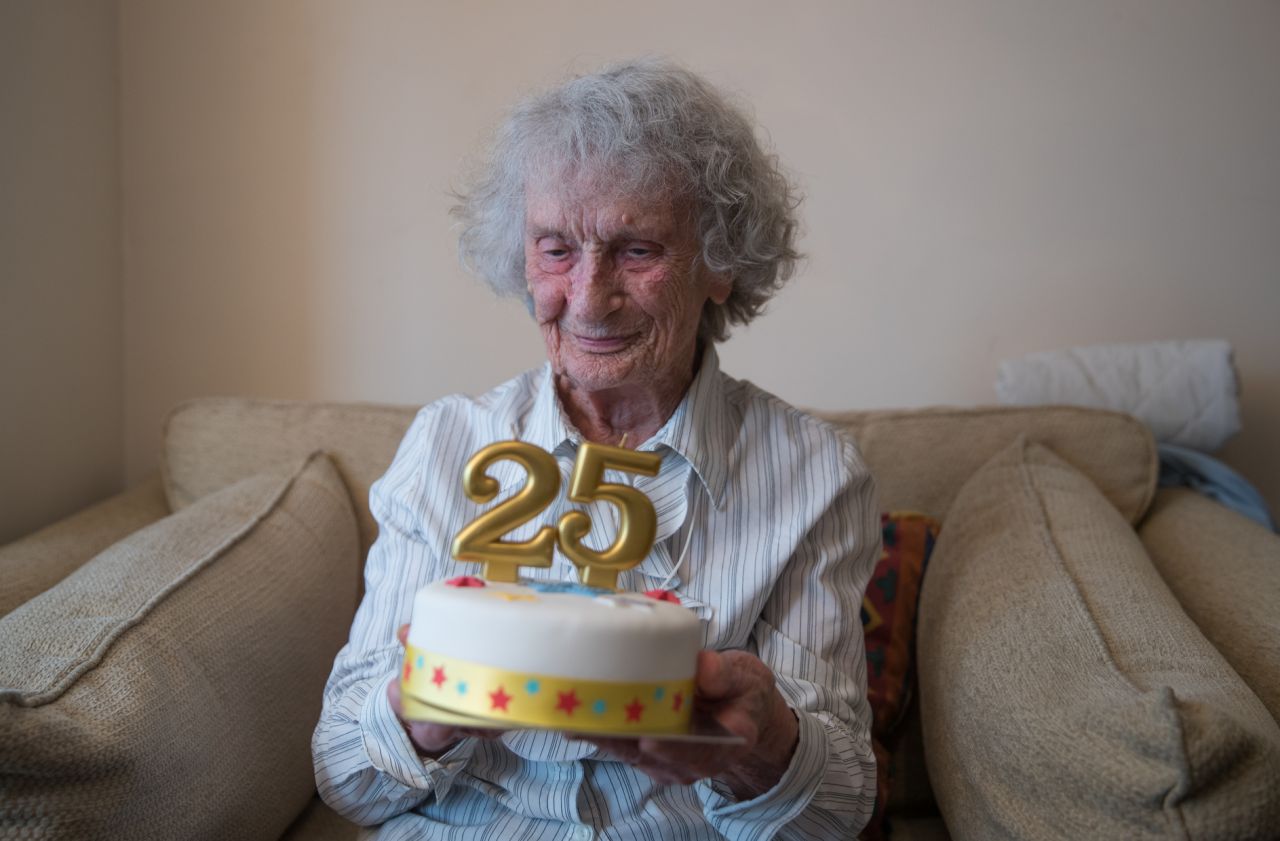 Cụ bà&nbsp;Doris Cleife đón sinh nhật thứ 25 ở tuổi 100 (Ảnh: Sky News)