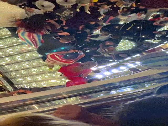 Thế giới - Du thuyền 4.580 khách bơ vơ vì Covid-19, du khách nổi xung quay sang “tẩn” thủy thủ đoàn