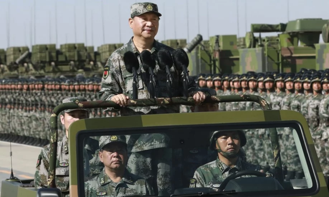 Chủ tịch Trung Quốc Tập Cận Bình dự lễ duyệt binh của quân đội Trung Quốc (ảnh: Xinhua)