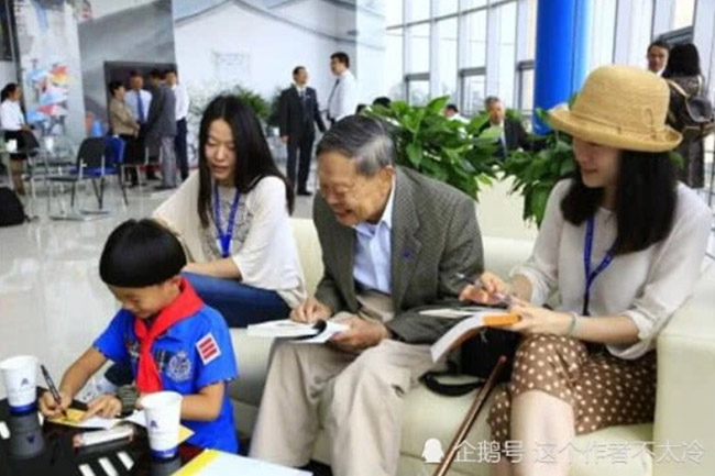 Cậu bé sinh non, bị bại não được bố huấn luyện trở thành người đạt 11 kỷ lục thế giới - 7