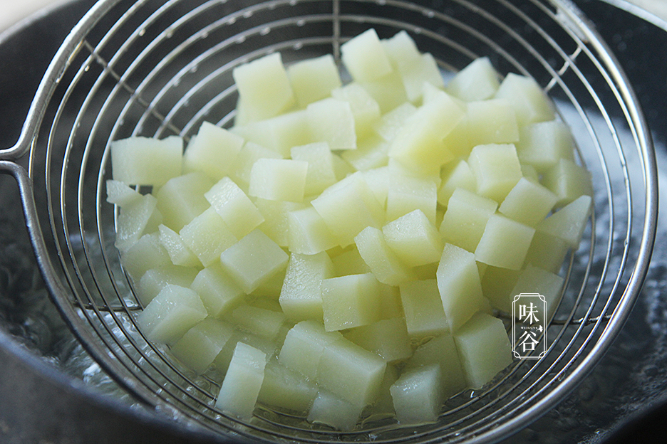  Cho khoai tây vào luộc trong 1 phút rồi vớt ra để ráo nước.