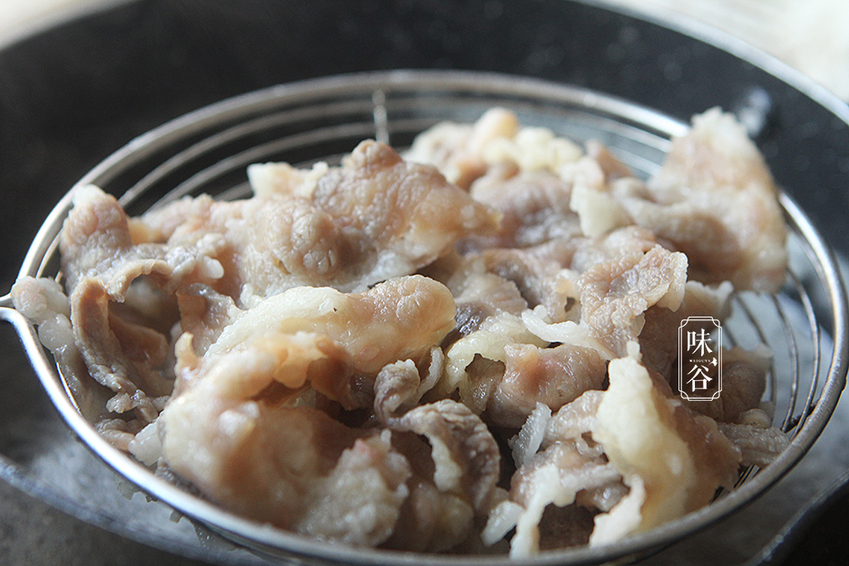 Phi thơm hành tỏi, cho thịt bò vào xào, để nhỏ lửa.