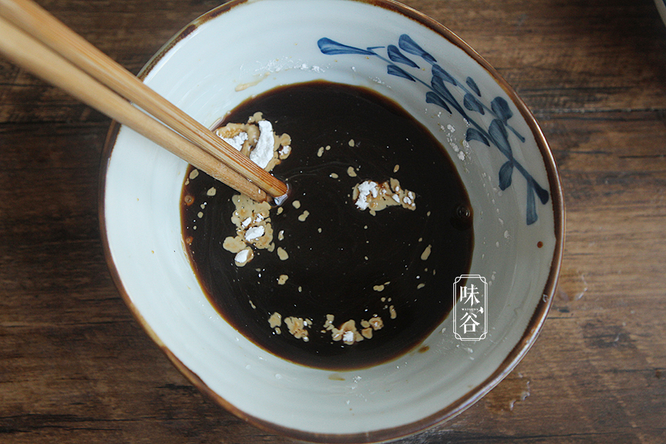  Cho tất cả gia vị vào đảo cùng.