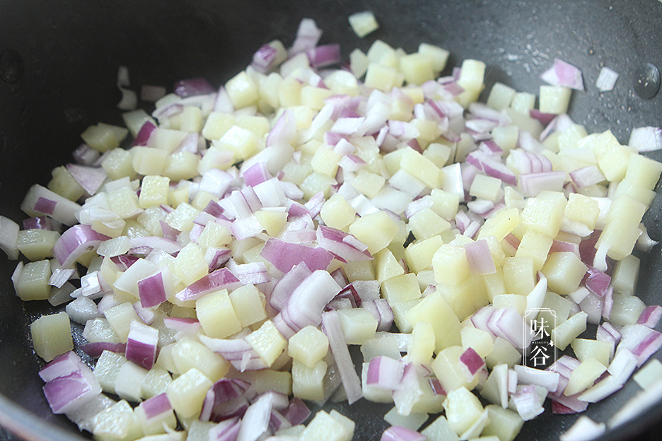  Lấy một chảo khác, thêm một ít dầu rồi cho khoai tây, hành tây vào xào.