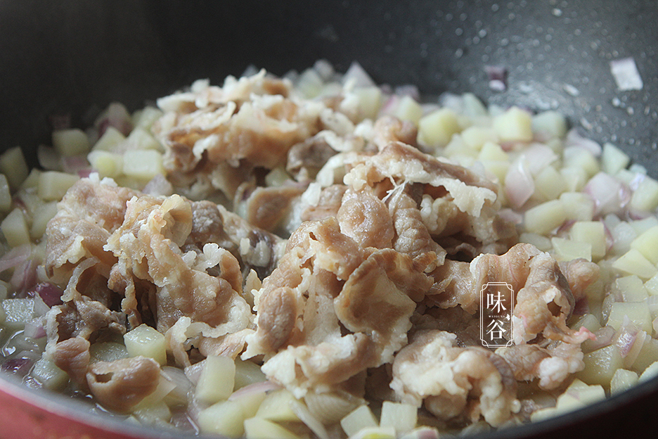 Trộn thịt bò vào hỗn hợp trên là xong.