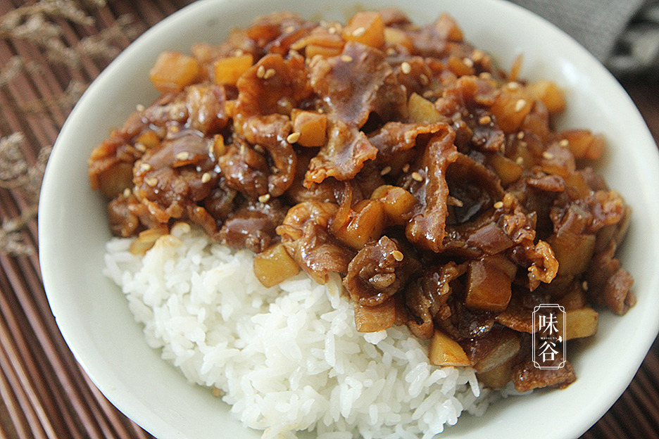 Cuối cùng là đổ hỗn hợp lên cơm nóng, thêm ít mè rang và có thể ăn cùng với nước sốt. Một bữa ăn như thế này chỉ cần nấu trong 10 phút là xong, cực kỳ nhanh gọn mà vẫn đầy đủ dinh dưỡng.