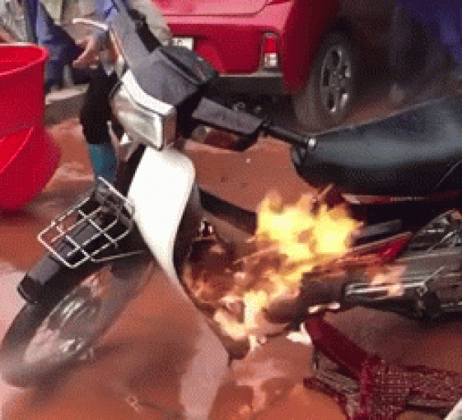 SỐC: Honda Dream cháy dữ dội, phun nước xối xả lửa càng bùng to - 1