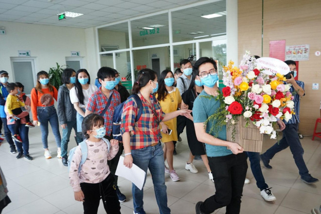 30 công dân Việt Nam trở về từ Vũ Hán vui mừng trong ngày xuất viện. Ảnh: Lê Bảo