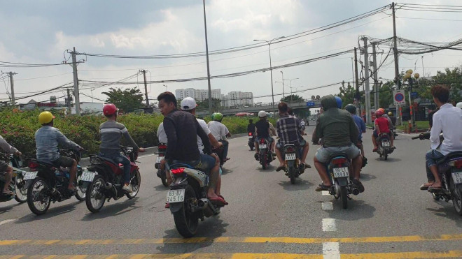 Hàng chục "quái xế" tụ tập đua xe trên Quốc lộ 1 (đoạn giáp ranh quận Thủ Đức và tỉnh Bình Dương - ảnh CTV)