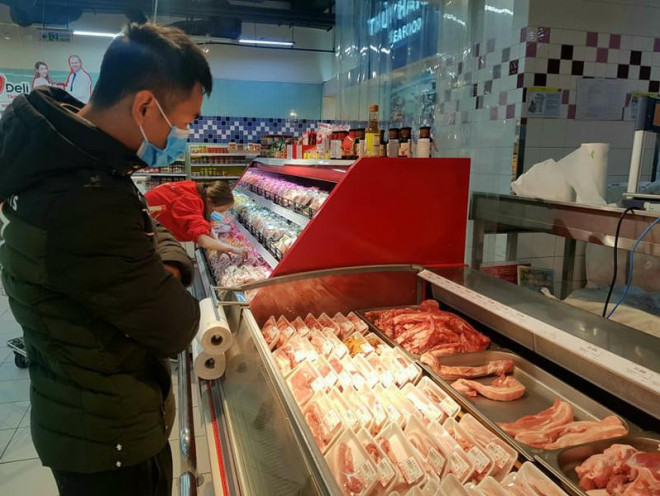 Người dân Hà Nội mua thịt heo tại siêu thị. Ảnh: AH