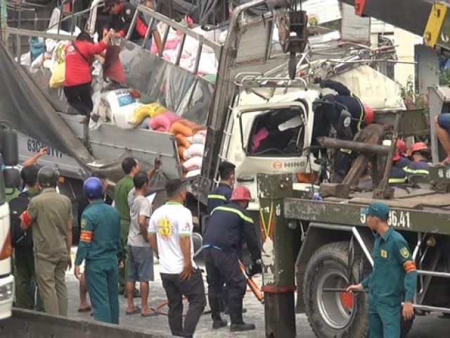 Tin tức trong ngày - Ớn lạnh hiện trường xe tải vỡ nát sau cú tông xe container, 3 người chết