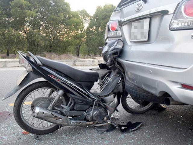 Thế giới xe - Ô tô dừng đỗ ven đường bị xe máy đâm, có phải bồi thường?