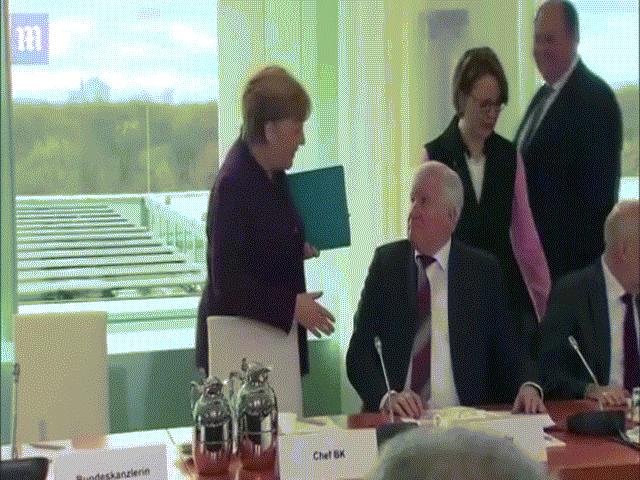 Thế giới - Video: Thủ tướng Đức bị Bộ trưởng Nội vụ từ chối bắt tay giữa dịch Covid-19