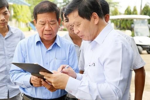 Ông Bùi Mạnh Lân (áo xanh)