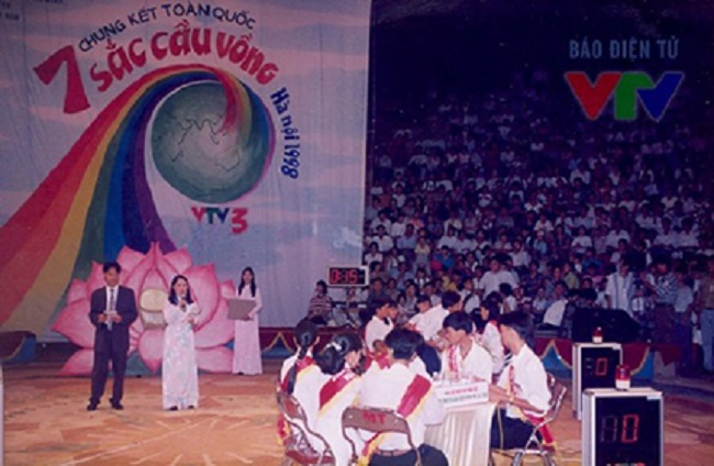 Nhà báo Tạ Bích Loan dẫn chương trình "Bảy sắc cầu vồng"- một gameshow kiến thức dành cho học sinh rất được yêu thích vào năm 1998. 