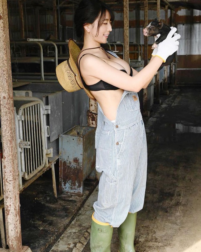 Cách đây không lâu, hình ảnh cô nông dân chăn lợn mặc sexy gây nhiều tranh cãi trên các trang mạng xã hội. Nhiều người cho rằng trang phục này không phù hợp với công việc lao động chân tay. Cô này mặc như vậy để cố tình gây chú ý. Ngược lại cũng có ý kiến cho rằng: "Đây là cô nông dân gợi cảm nhất mà tôi từng thấy", "nếu cô ấy là nông dân thật thì chắc chắn dân số nông nghiệp sẽ tăng lên."