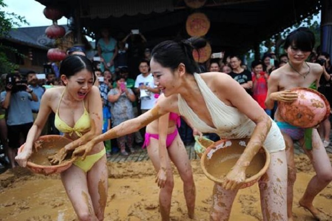 Tuy nhiên, ở một số địa phương, con gái được phép mặc áo tắm tham dự các lễ hội tổ chức ở ruộng lúa. Ví dụ như các lễ hội cầu may cho vụ mới, cầu mùa màng bội thu...&nbsp;