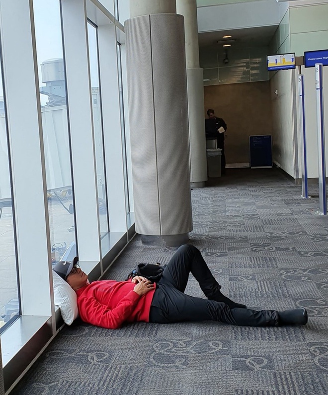 Tuấn Hưng nằm ngủ vạ vật ở sân bay