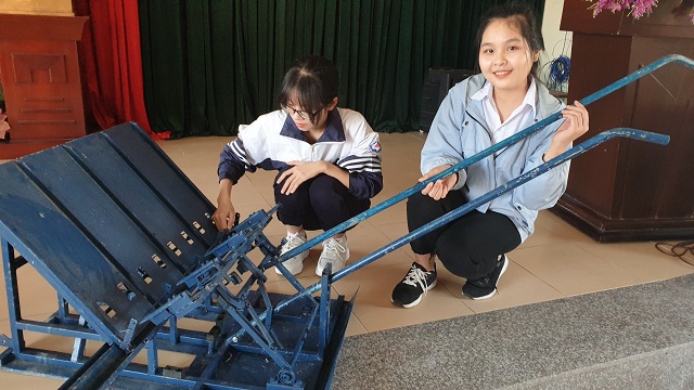 Chiếc máy cấy đặc biệt không động cơ của hai em Nguyễn Thị Hoài Giang và Hoàng Thị Phượng liên tiếp đạt giải Nhì và giải Ba trong 2 cuộc thi sáng tạo Khoa học kỹ thuật&nbsp;dành cho học sinh trung học năm 2018-2019 và cuộc thi sáng tạo thanh thiếu niên nhi đồng toàn quốc lần thứ VI năm 2018.
