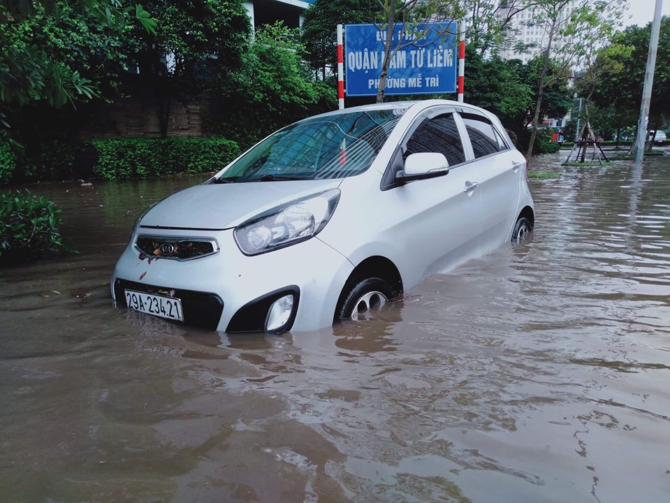 Nhiều phương tiện chết máy khi lưu thông qua đường Dương Đình Nghệ