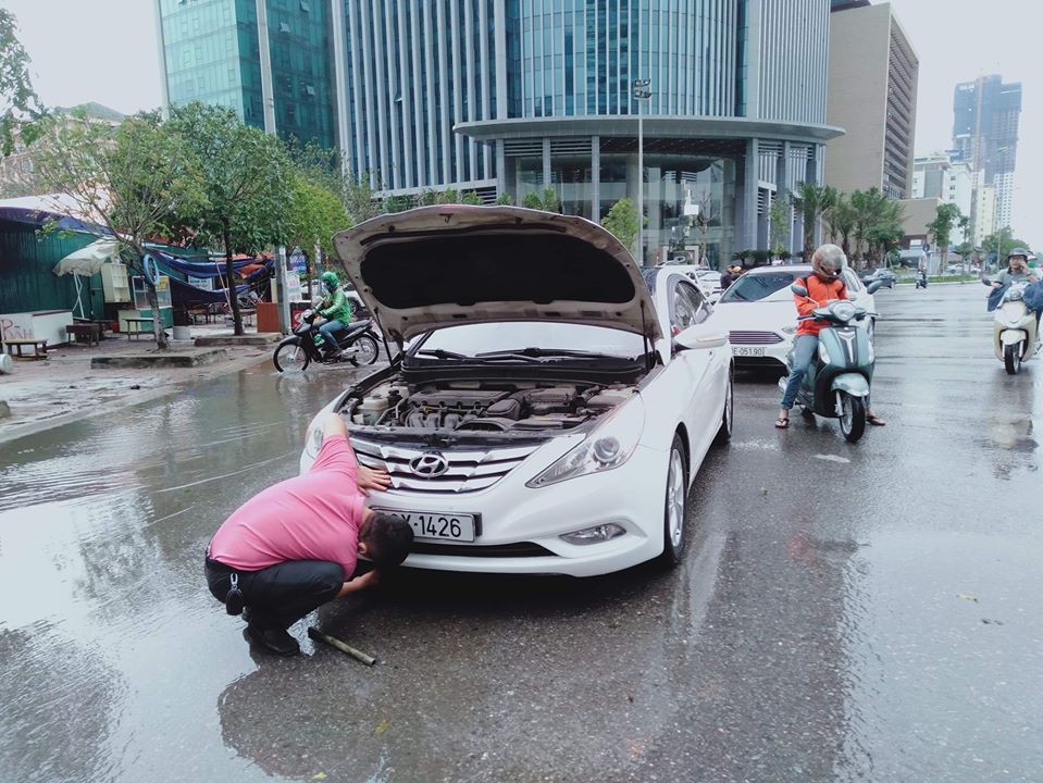 Mưa dữ dội 30 phút, đường phố Hà Nội đã ngập nửa bánh xe - 6