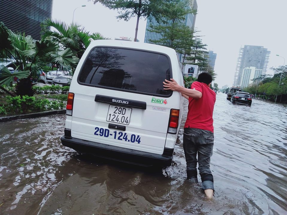 Mưa dữ dội 30 phút, đường phố Hà Nội đã ngập nửa bánh xe - 8