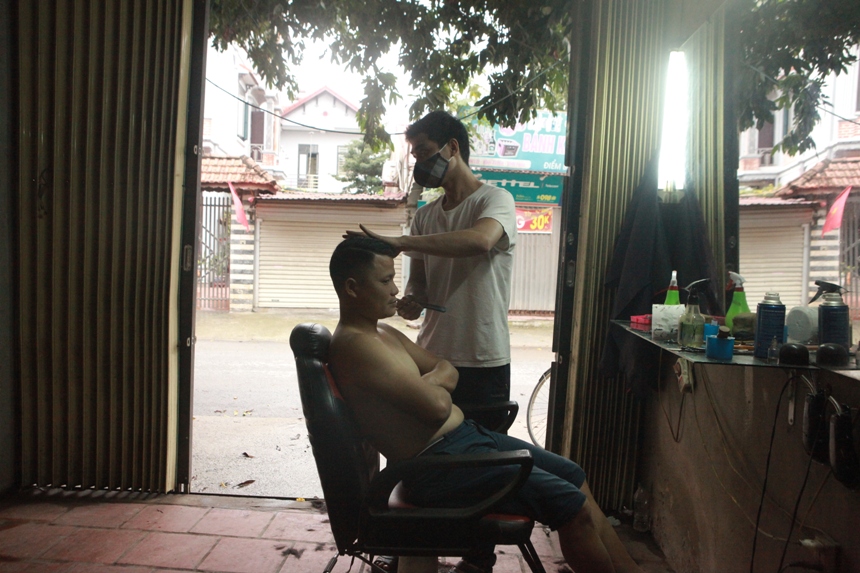 &nbsp; Người đàn ông đi cắt tóc trước khi lệnh phong tỏa được dỡ bỏ.
