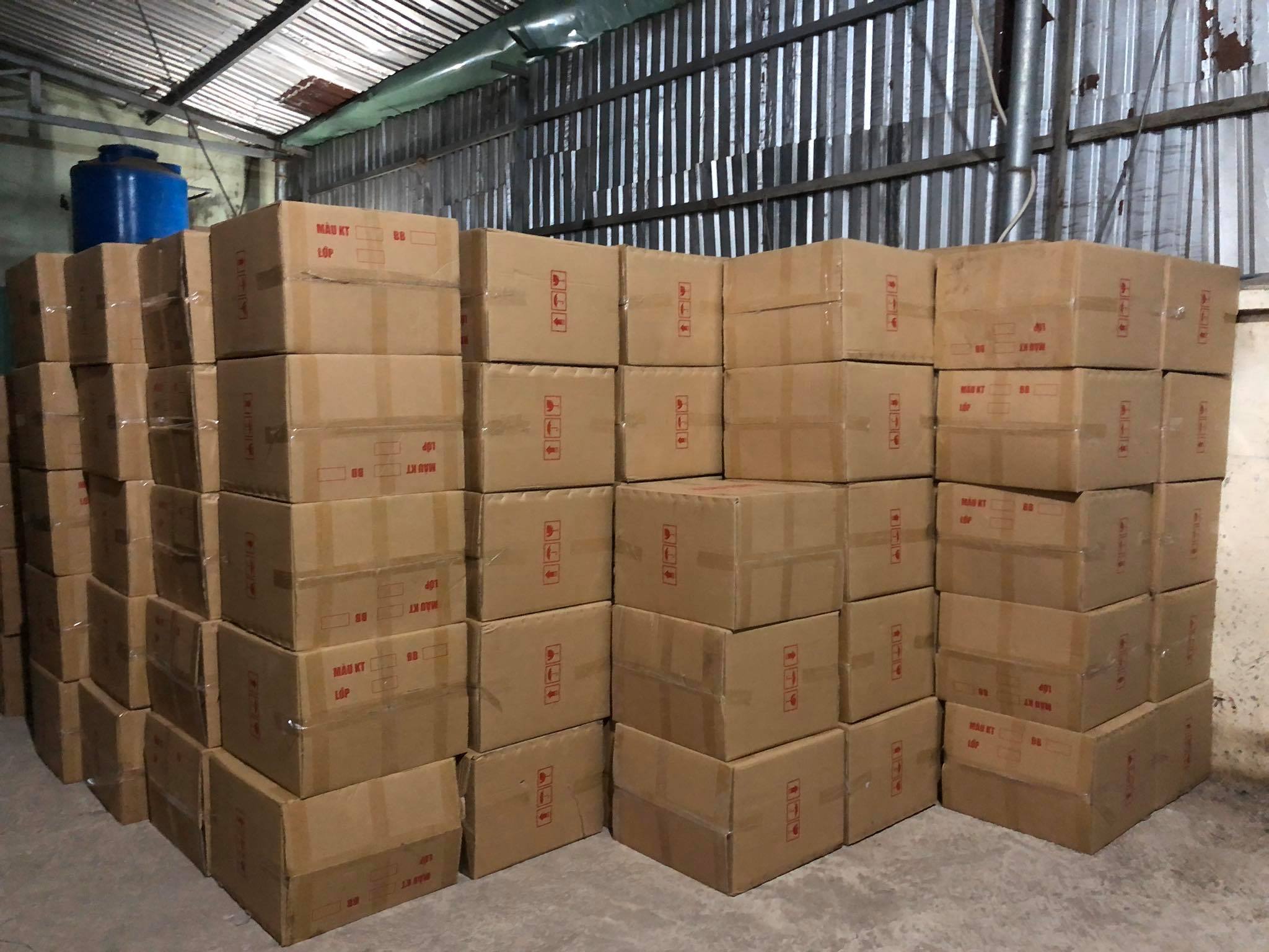  Lực lượng chức năng lập biên bản, tạm giữ tổng cộng 400 thùng, tương đương khoảng 1 triệu chiếc khẩu trang y tế.