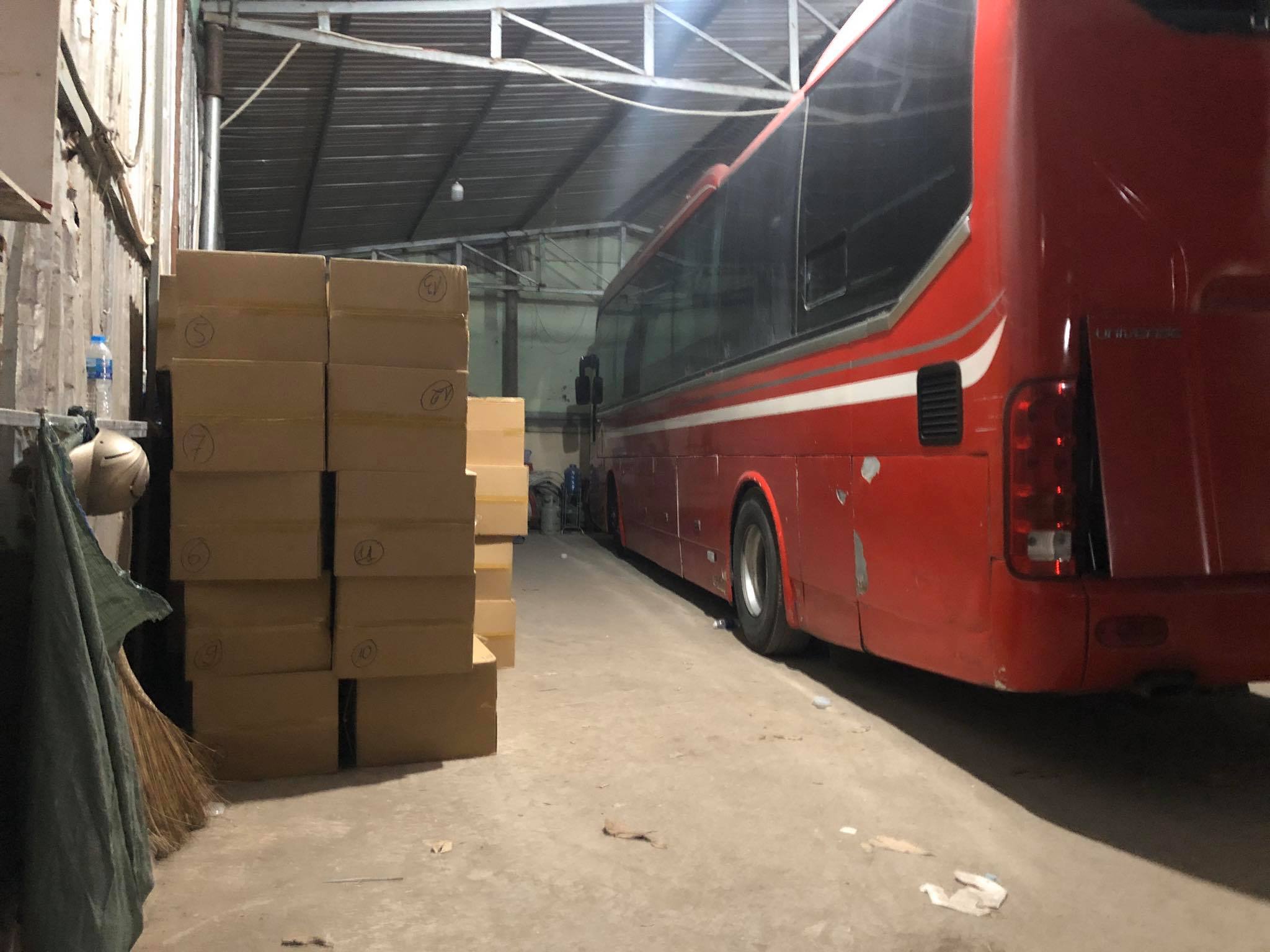 Nhiều thùng khẩu trang được xếp lên xe khách 50 chỗ