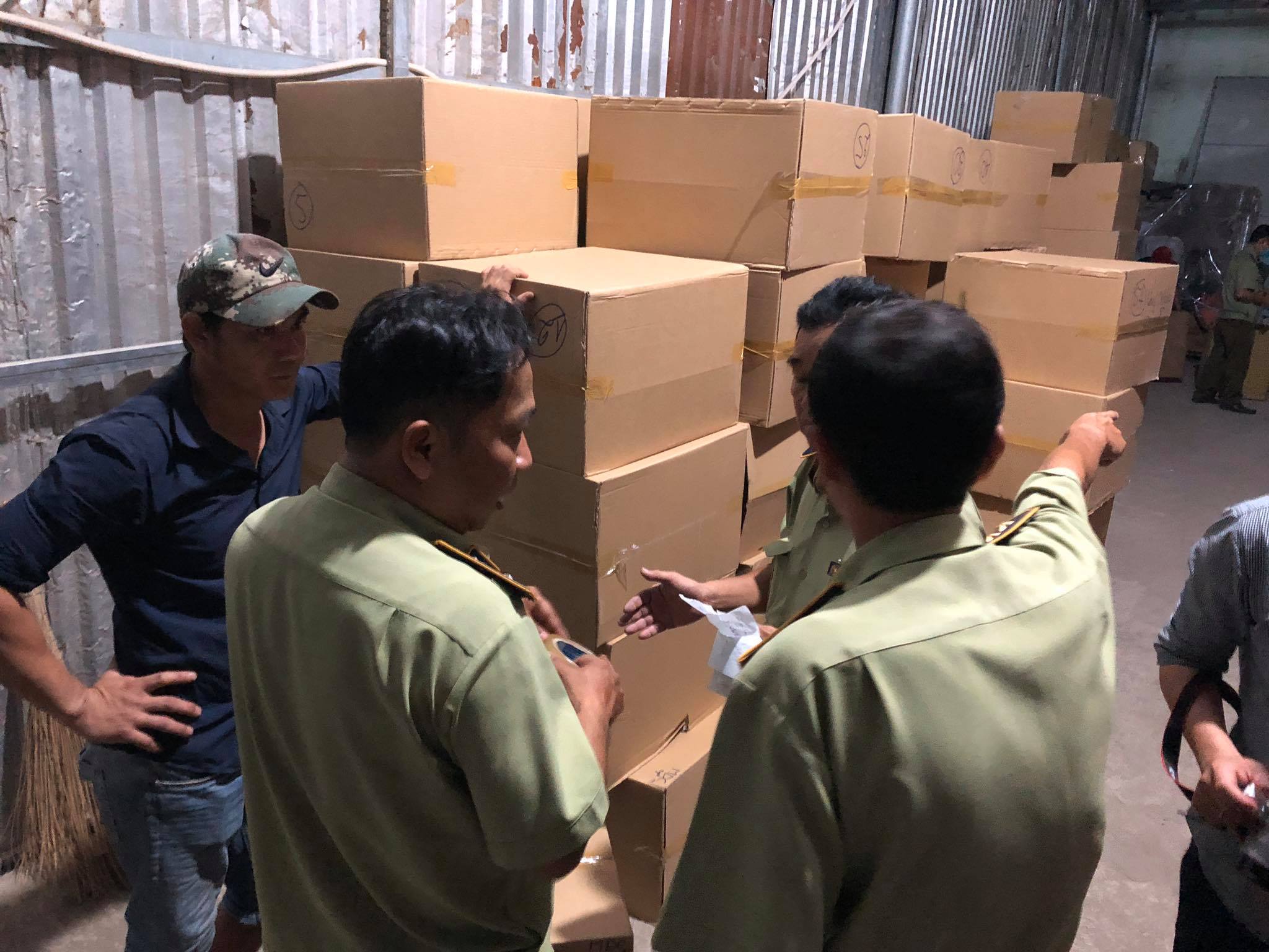 TP.HCM: Phát hiện kho chứa 1 triệu khẩu trang y tế không nhãn mác, nguồn gốc - 4