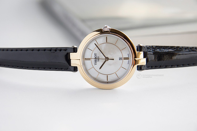 Đồng hồ Tissot 1853 nữ dây da theo chuẩn Swiss Made và người dùng dễ dàng phân biệt tại vị trí góc 6 giờ. Lưu ý, chỉ đồng hồ Thụy Sỹ mới có chữ này - Ảnh: T094.210.26.111.00 (Giá khoảng 9.8 triệu)
