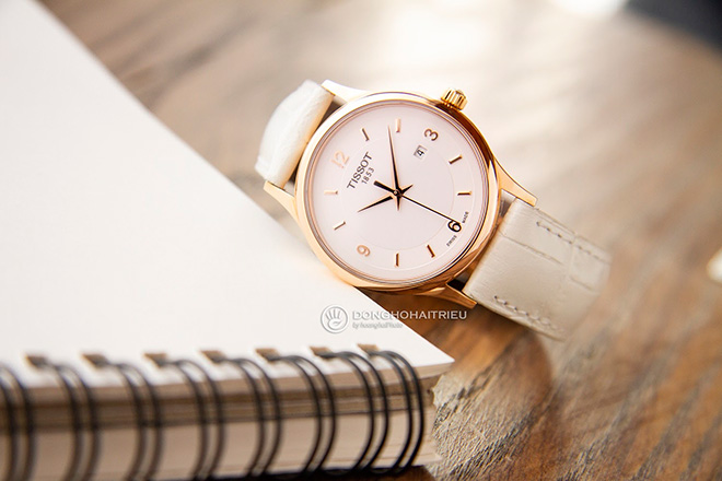 Xét về mức độ phổ biến thì đồng hồ Tissot 1853 nữ dây da giá bình dân sẽ hơn, tuy nhiên, ở phân khúc cao cấp cũng mang về doanh thu lớn cho tập đoàn - Ảnh: T914.210.46.017.00 (Giá khoảng 39.2 triệu)