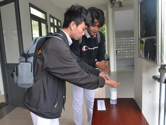 Học sinh lớp 12 Trường THPT Phan Châu Trinh, Đà Nẵng rửa tay trước khi vào lớp trong ngày đầu tiên đi học lại sau kỳ nghỉ dài. Ảnh: TÂM AN