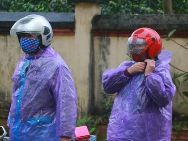 Clip: Ngày đầu hết cách ly, người dân xã Sơn Lôi đội mưa xin ”giấy thông hành” để đi làm việc