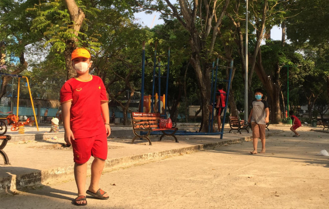 Học sinh TP HCM đeo khẩu trang vui chơi tại công viên trong thời gian được nghỉ học