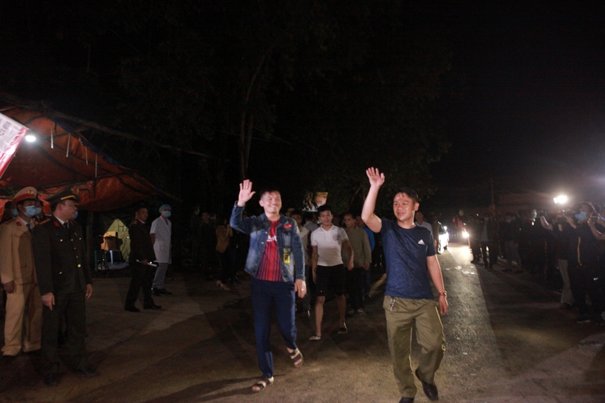 Người dân xã Sơn Lôi vui mừng bước qua chốt kiểm soát sau 20 ngày bị cách ly.